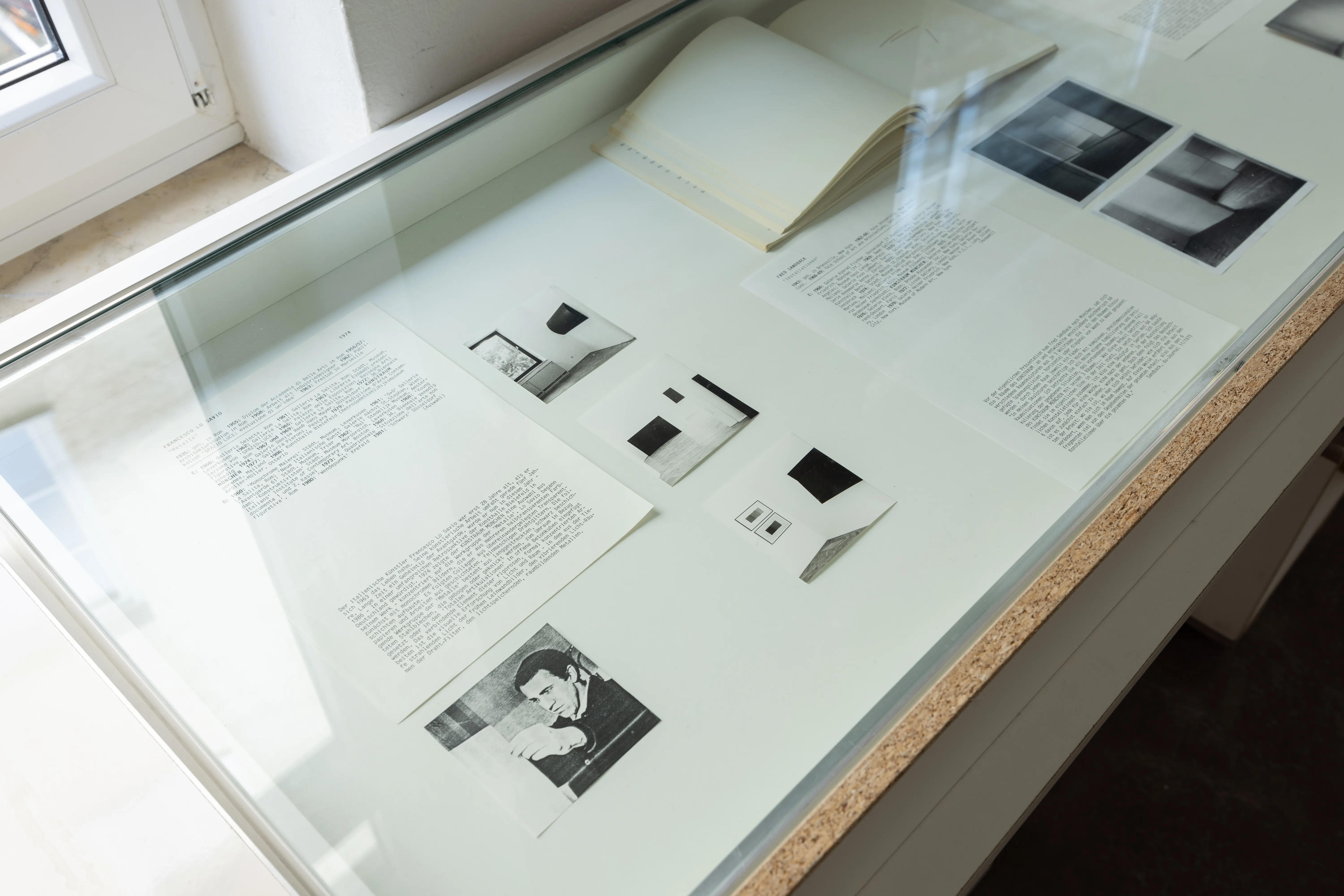 Detailbild Vitrine zu historischen Ausstellungen im Kunstraum